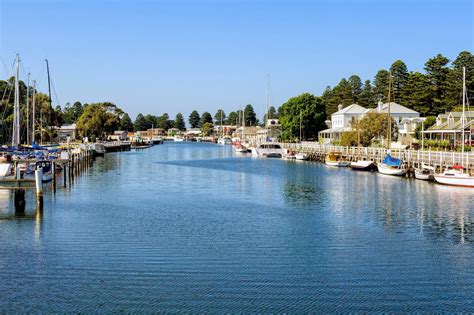 How far is Horsham (Australia) from Port Fairy