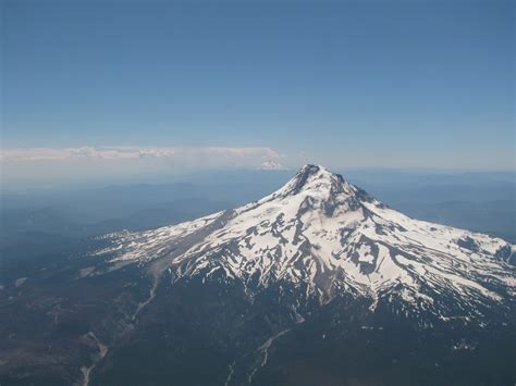 How far is Mt Hood (Oregon) from Portland - flight distance