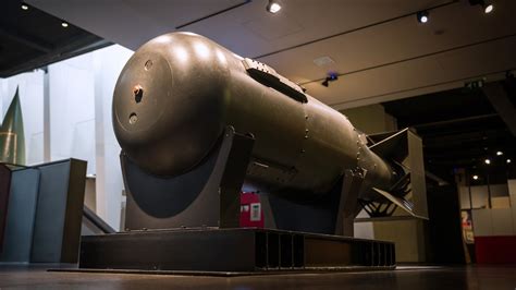 How is a atomic bomb made