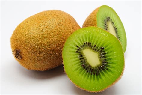 How is kiwi fruit eaten