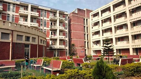 How is the Lal Bahadur Shastri (LBS) Hall of Residence at IIT