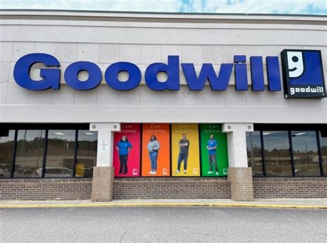 How late is goodwill open on sunday