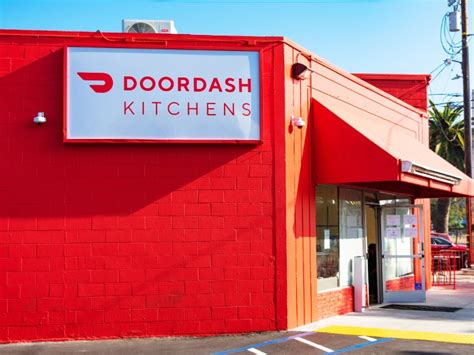 From this, we can say that Doordash hires felons. On the recruitment page for a particular job, you can already see the requirements for potential applicants. If it does not expressly state that having a criminal record is a disqualification, then felons have an equal opportunity at being hired. Even if the felon intends to apply as a Dasher .... 