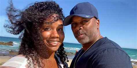 How long has sarah jakes been married. He ministers at the First Love Church in Long Beach, California, United States. The singer was born on 20 April 1964 in Sonora, Mexico. As of 2023, he is 58 years old. He has been married to Ramona Rivera for more than three decades. The couple has four children, Jessica, Petey, David and Alessandro. 