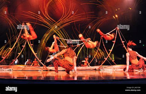 How long is amaluna show