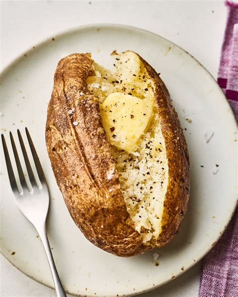 Learn how to make perfect and fluffy microwave baked potatoes in about 10 minutes with this easy recipe. Find out the exact timing, tips and toppings for each potato size and variety.. 