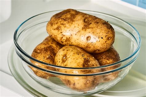 How long to microwave potatoes. Step 3: Place the potatoes in an oven-safe dish. Then season. Drizzle with oil and add some salt, herbs, and/or spices. Garlic, parsley, and thyme are traditional options. Make sure the potatoes are completely coated in seasoning. Then place them in the microwave. Cook on HIGH for around 10 minutes. 