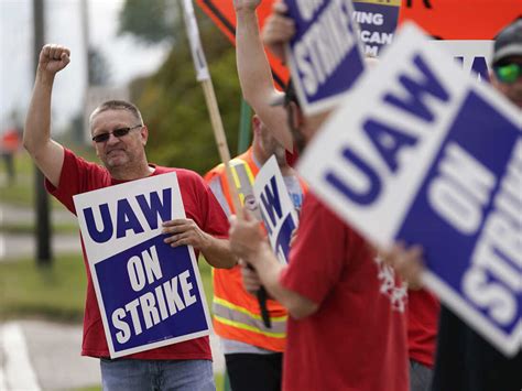 Published September 22, 2023 Updated 5:31PM UAW FOX 2 Detroit UAW strike goes nationwide The president of the UAW called on members at 38 factories in 20 states to walk off the line Friday..... 