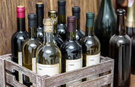 How many bottles in a case of wine. The average dimensions of a wooden wine case are 19 1/2 inches long, 13 inches wide and 6 1/2 inches high. A standard wooden crate holds 12 bottles. Not all wineries make crates of... 