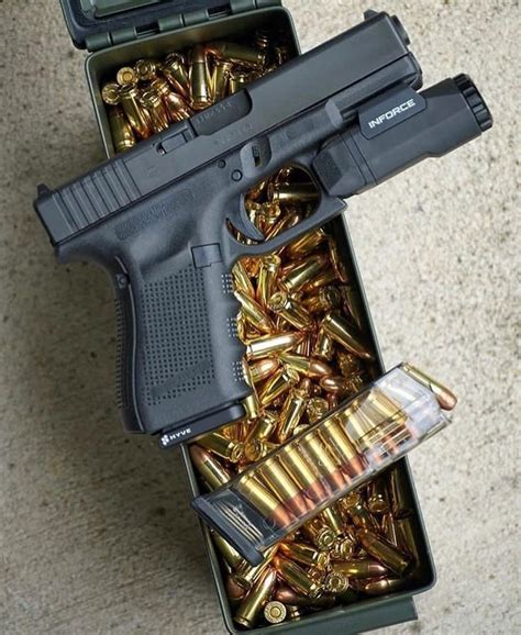 How many bullets in a Glock .40? It strictly depends on the magazine. Mags for smaller models like the 27 hold 7 or 8, some larger mags hold 10, and some hold as many as 15 or 16.. 