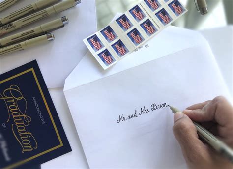 7. Write the return address. In the upper left hand corner, write out your return address, following the same format as the recipient’s address. 8. Be mindful of spacing. When writing or typing the address, be sure to leave 15 mm (0.6 inches) of space on each side of the envelope.. 
