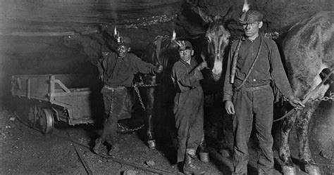 How many hours a day do miners work? – TeachersCollegesj