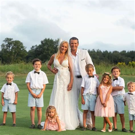 How many children does pete hegseth have Hegseth and his first wife, Meredith Schwarz, divorced in 2009. He married his second wife, Samantha Deering, in 2010; they have three children. . 