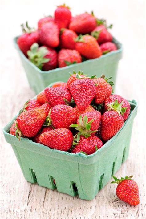 How many lbs in a quart of strawberries. approx 36 calories in 4 oz of strawberries. A medium sized strawberry has about 4 calories. A quart of strawberries can have about 150-200 strawberries. It could contain 600-800 calories. Probably ... 