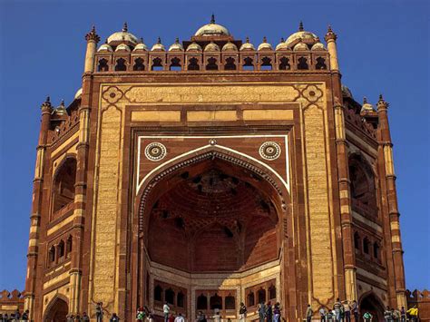 How many monuments built by akbar