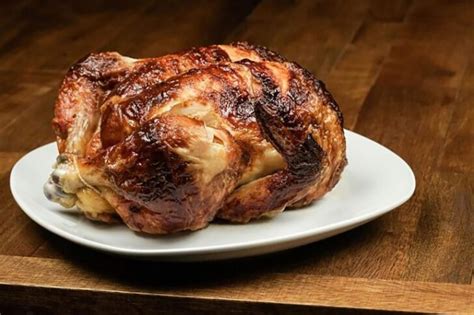 How many ounces in a rotisserie chicken. The average weight of a rotisserie chicken is around 2 to 3 pounds, providing about 1.5 to 2 pounds of meat. Cooking methods, bird size, carving techniques, and bone-in or boneless chicken can affect the meat weight. A standard serving size of rotisserie chicken is about 3 ounces of meat, roughly the size of a deck of cards. 