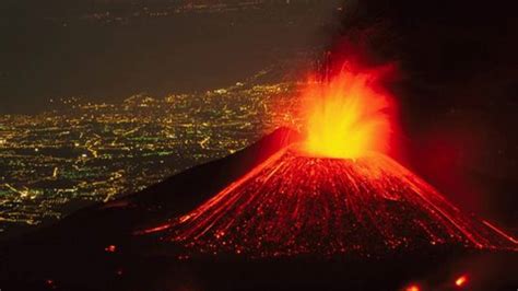 How many people have died from Mount Etna erupting?