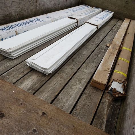 How many pieces of vinyl siding come in a box. Subtract the doors and windows ( 4 windows at 3' x 5', 1 entry door at 3' x7' , and 1 garage door at 16' x 7') = 193 square feet. Total square feet of siding needed - 640 minus 193 = 447 square feet of coverage. Always consider a 5-10% waste factor. This accounts for errors, trimming, and future repairs. This means you would order 500 square ... 