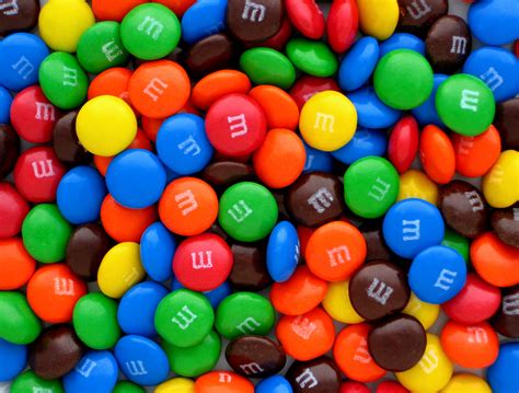 How many M&Ms fit in a Mason jar? Based on the formula in the article, the amount of M&M's a mason jar can hold is as follows: A quart sized mason jar is 32oz in size and would be expected to hold about 1,019 M&Ms. A pint-sized mason jar is 16oz in size and would be expected to hold about 509 M&Ms.. 