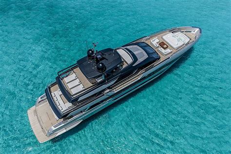 How many yachts does David Beckham own