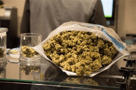 How many zips in a qp. A QP of weed/marijuana doesn’t sell quickly because the price fluctuates to retail. For example, in Massachusetts, depending on the weed strain, you may pay, on average, $100/ quarter ounce. At the same time, one ounce will cost $400. For splurging on a quarter pound of weed, you are looking at an incredible $1600. 