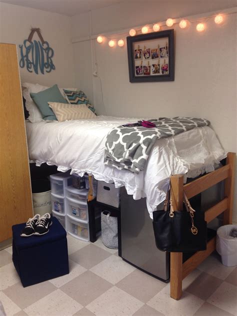 How much are dorms. Updated on July 03, 2019 Living in the residence halls during your time in college often means you can avoid the hassle of having to pay rent every month, deal with a landlord, and budget for utilities. There are still, however, lots of costs that come with living in the dorms. 