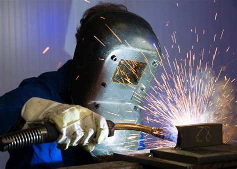 How much can a welder make. How much does a mig welder make? The average mig welder salary in the United States is $35,476. Mig welder salaries typically range between $28,000 and $44,000 yearly. The average hourly rate for mig welders is $17.06 per hour. Mig welder salary is impacted by location, education, and experience. 
