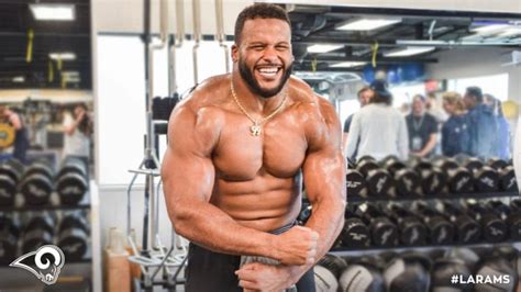 1. Aaron Donald. Height: 6’1″ Weight: 285 lbs; Bench Press: 500 lbs (PR), 35 reps of 225 lbs; Team: LA Rams; Aaron Donald is one of the most jacked NFL players on the list. The 2018 NFL Defensive Player of the Year award winner has an incredible burst off the line and is a master at tackling the offensive plays of the opposing team.. 