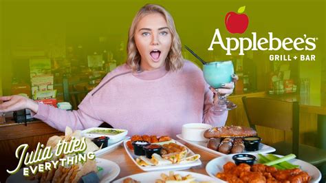 The average server at Applebee’s makes about $16.95 an hour, and this includes tips earned during the shift. This is a respectable hourly wage for this type of establishment, and it equates to $678 a week if you work a full 40-hour workweek. Your yearly salary at this rate would be approximately $35,256. . 