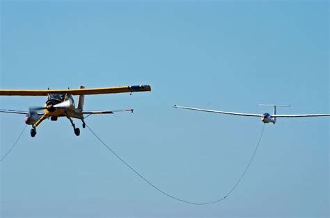 How much do glider tow pilots make