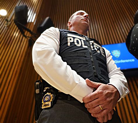 Detectives make more money than patrol officers, and specialists—such as those who work in bomb squads or narcotics divisions—can make even more. Investigating How Much Police Officers Make in New York City Investigating How Much Police Officers Make in New York City. When compared to the national average, NYPD officers make significantly .... 