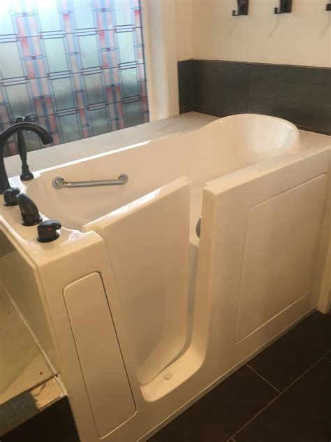 How much do walk in tubs cost. The price of Ella’s walk-in bathtub ranges between $4,500 and $5,500, based on the model and its features. Obviously, more specialized tubs or larger products came at a higher price tag. Installation costs or remodeling … 