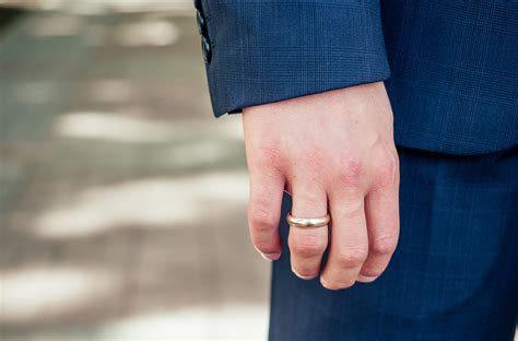 How much do wedding bands cost. The size of the band and their level of notoriety and style can greatly impact the cost. For couples who are looking for a larger band with a well-known reputation and a unique musical style, the price can range from $25,000 to $30,000. The cost of a live wedding band is influenced by several factors. 