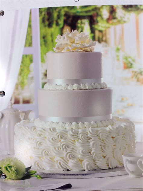 How much does a wedding cake from publix cost. Product details. Carefully handcrafted with vanilla cake, almond flavoring, and Chantilly-mascarpone cream frosting to be delicious. Expertly decorated with fresh fruit to make a statement. This beautiful cake is perfect for special occasions and just-because days alike. Serves 6-8. 24 Hours Advance Notice Required. 