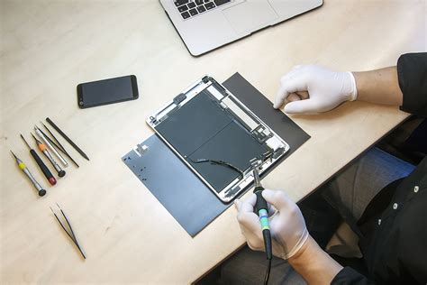How much does it cost to fix an ipad screen. Mar 4, 2024 · Several elements impact the cost of fixing an iPad screen. Repair prices can range broadly from $150 to $500. Typically, the model of the iPad is a key factor; for instance, latest models like the iPad Pro are on the higher end of the spectrum. The authenticity of parts also affects cost, with genuine Apple parts often costing more. 