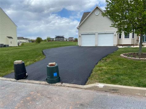 How much does it cost to repave a driveway. Size and Thickness . A single-car driveway that’s 10 feet by 20 feet could cost $800 to $1,600, but a larger 24-foot by 24-foot driveway averages $2,300 to $4,600. 