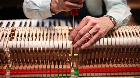 How much does it cost to tune a piano. How much does a piano tuner make? According to the Bureau of Labor Statistics , the national average salary for a musical instrument repairer or tuner is $39,770 per year. The range of salaries for piano tuners can vary, with the bottom 10% earning $23,930 per year and the top 10% earning $60,890 per year. 