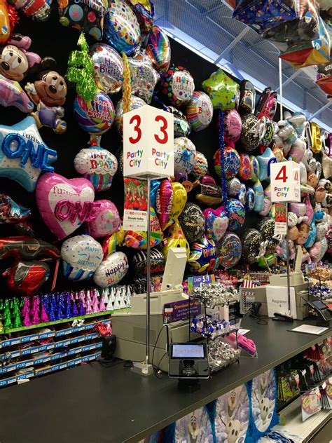 How much does party city charge to inflate balloons. There are 15 giant character balloons in total, 36 inflatables, 28 floats, 800 clowns, 8,000 marchers, nine performance groups and, of course, Santa Claus. For the balloon handlers, precision and ... 