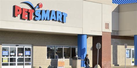 How much does PetSmart in Alabama pay? Average PetSmart hourly pay ranges from approximately $8.25 per hour for Pet Bather to $22.91 per hour for Assistant Store Manager. The average PetSmart salary ranges from approximately $15,600 per year for Pet Sitter to $33,941 per year for Assistant Store Manager.. 