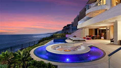 How much extra do Californians pay for ocean-view houses?