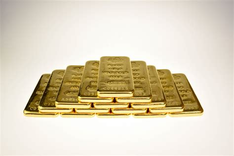 How much is 6 lbs of gold worth. Before 1971, the U.S. was on the gold standard. This meant that the price of gold was fixed at $35 per troy ounce. Since that time however, the price of gold has increased by about 8% per year, more than twice the rate of inflation, and much more than bank interest rates. 