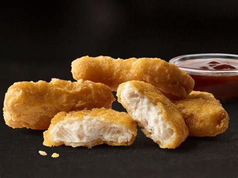 To reduce the risk of heart diseases, it is best to consume items low in cholesterol and the cholesterol count in a 10 Piece 10 Piece Chicken McNuggets is 70 mg. A food item is considered high in fiber if the fiber content is over 5g. A 10 Piece 10 Piece Chicken McNuggets contains about 0 g of fiber. Food items high in fiber are good and come ...