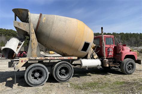 How much is a 10-yard truck of concrete. 42 bags of 80lb. concrete fit on a pallet which is a little less than a yard. So a full concrete truck holding 10 yards has over 10 1/2 full pallets of 80lb (pound) concrete. How much is a 10-yard truck of concrete. A 10-yard truck of concrete costs approximately $1250 of average of $125 per yard. 