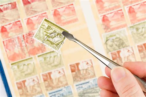 However, the number of forever stamps in a book can range anywhere from 10 stamps per booklet up to 100 stamps depending on the type of book you buy. Forever stamps are a special type of postage stamp issued by the USPS that maintain their validity even if the postage rate increases.