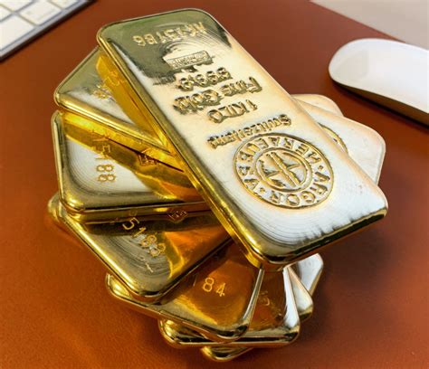 The standard gold bar size and weight measured about 7 x 3 5/8 x 1 3/4 inches, at least that is according to the US Mint. The most considerable gold bar weight comes in at about 400 troy ounces. In a cumbersome gold bar weight that is often called a Good Delivery gold bar.. 