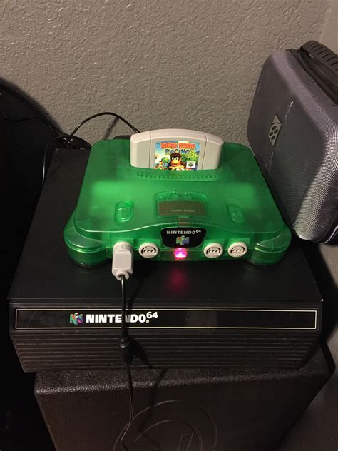 How much memory does a N64 cartridge hold?