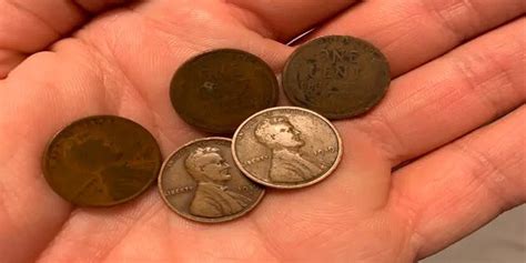 The penny is a US coin worth one cent or 1/100 dollar. One hundred pennies make a dollar. 50 pennies make a half-dollar, 25 pennies make a quatrter, 10 pennies make a dime and 5 pennies make a nickel. One cent can be written 1¢ or $0.01. A penny is a copper-plated zinc coin. It has Abraham Lincoln on one side and the Lincoln Memorial on the ...