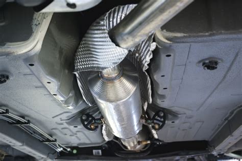 How much to replace a catalytic converter. Q : How much does it cost to replace my catalytic converter? A catalytic converter replacement can be anywhere from $300 to $3,000, depending on the type of vehicle, as this affects both labor and the price of parts. Q : What are the signs of a faulty catalytic converter? The most common sign is the sulfur smell, or the smell of rotten eggs. 