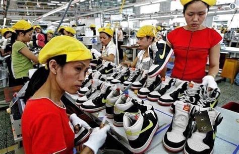 How mutch does a Chinese factory worker earn per hour?