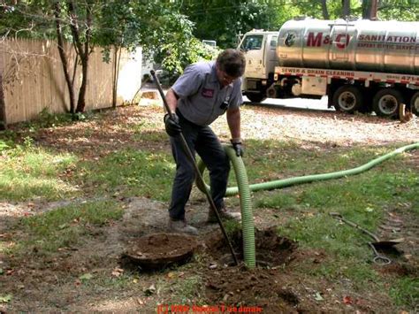 How often to clean septic tank. Septic tanks should be clean when they are at about 20 to 25% solids. This means, in a conventional 1,000 gallon septic tank, it holds five feet of water. Sludge Judge Can Tell Us When to Pump Your Septic Tank. We use a tool called the Sludge Judge to take a core sample of the cross section of the septic tank. 